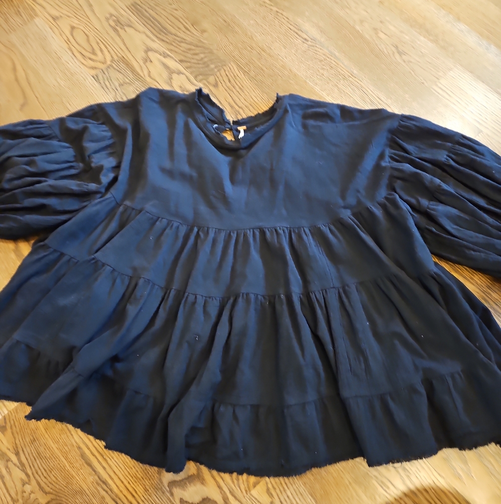 Free People SIZE Medium  top blackCrew Neck Tiered 3/4 puffed sleeves Cotton
